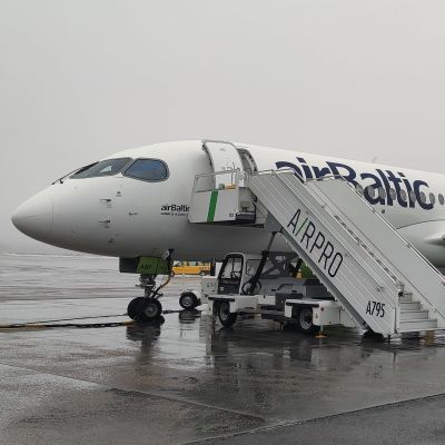 AirBalticin Airbus A220-300 -matkustajakone Tampere-Pirkkalan kentällä joulukuussa 2021