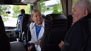 Anna-Lisa Rosenqvist hoppas att de unga tar ut seniorer på lite resor också i framtiden. Anna-Lisa Rosenqvist talar med en äldre person ombord på bussen.