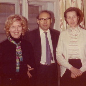 Keskusmusiikkikoulun rehtori salli Merin ja Kirstin kulkea koulussa tavallista enemmän. Meri Louhos ja Kirsti von Boehm sekä Leningradin konservatorion valmistavan koulun rehtori 1960-luvun lopulla.