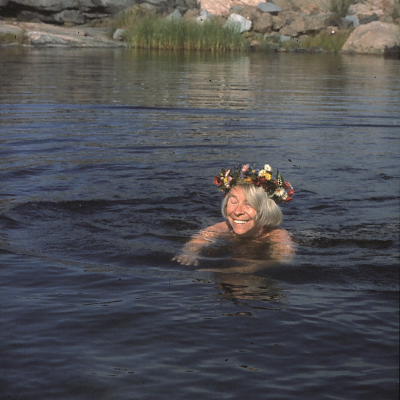 Tove Jansson uimassa