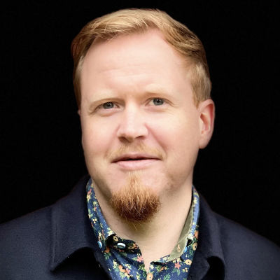 Mårten Seiplax i blå jacka tittar in i kameran.