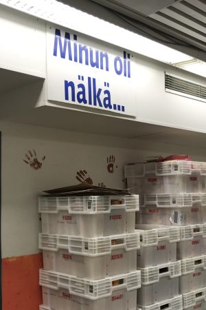 En skylt med texten "Minun oli nälkä..." (svenska: Jag var hungrig...) i Hurstis brödkölokal. En skylt med den finska texten "Minun oli nälkä..." ovanför köttlådor.