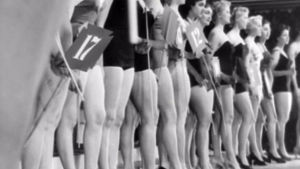 Missikisojen kandidaatteja uimapukukierroksella vuonna 1955.