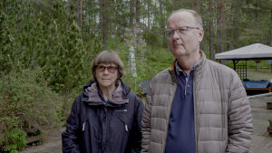 Marianne och Jyrki Pinomaa tycker att samarbetet med boendet kunde ha varit bättre. Jyrki och Marianne Pinomaa på gården utanför sitt hus