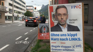 Frihetspartiet FPÖ varnar för att partiet ÖVP:s Sebastian Kurz kan vara på väg mot vänster, ifall ÖVP inte finns med i bilden. En en valaffisch med FPÖ:s kandidat Herbert Kickl.