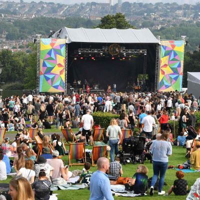 Festival i London. Folkmassa kring scenen.