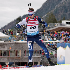 Olli Hiidensalo åker skidor.