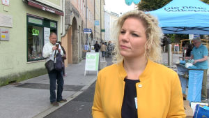 Marlene Wörndl är det österrikiska folkpartiets toppkandidat i Salzburg. Valkandidaten Marlene Wörndl vid ett kampanjstånd.