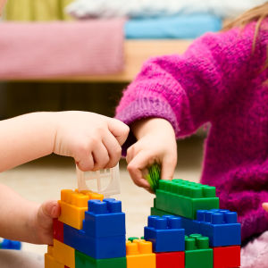 Riksdagens justitieombudsman behandlar just nu ett klagomål om att Helsingfors stad bryter mot lagen då staden har meddelat att svenskspråkiga barn erbjuds plats i finskspråkigt daghem. Barn leker med lego