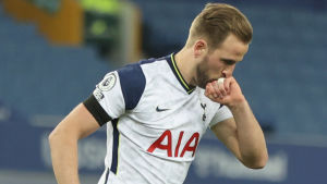 Tottenhams Harry Kane toppar skytteligan med sina 21 mål. Liverpools Mohamed Salah har gjort 19 mål och Manchester Uniteds Bruno Fernandes 16. Tottenhams Harry Kane firar ett mål.