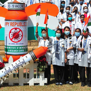 Coronaviruset var ett centralt tema då Indien firade republikens dag i går, 26.1. På bilden står indiska läkare och läkarstudenter. Indiska läkare och läkarstudenter står och viftar med indiens flagga och håller upp en stor spruta.