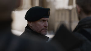 Översten (Woody Harrelson) har blivit galen och leker Gud. The Colonel (Woody Harrelson) i närbild.