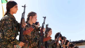 Kurderna upplever att de nu har svikits av omvärlden efter att spelat en avgörande roll i kampen mot IS. Kvinnliga peshmergasoldater i Syrien.
