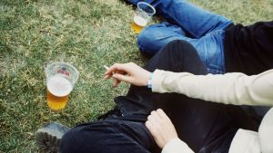 Dubbelt flera unga i Raseborg använder alkohol jämfört med unga på andra orter. Tonåringar som röker och dricker öl.
