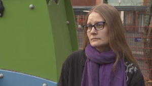 Johanna Asplund håller med rapporten om att lönen är den mest aktuella frågan i personalkrisen. En kvinna i glasögon i en lekpark.