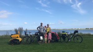 På familjen Voits cykelsemestrar har de tält och sovsäckar med sig i bagaget. familj på cykelsemester