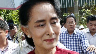 Aung San Suu Kyi vid vallokal i Rangoon.