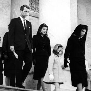 Robert F. Kennedy poistumassa Yhdysvaltain kongressitalosta yhdessä salamurhatun presidentin John F. Kennedyn lesken Jacqueline Kennedyn ja tämän lasten sekä muiden ihmisten kanssa.