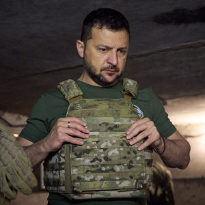 Ukrainan presidentti Volodymyr Zelenskyi pukeutuneena luotiliiviin.