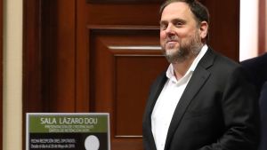Oriol Junqueras på väg ut från det spanska parlamentet i Madrid 20.5.2019. Den fängslade Junqueras frisläpptes temporärt för registrering efter parlamentsvalet i Spanien. Oriol Junqueras på väg ut från det spanska parlamentet i Madrid 20.5.2019. Den fängslade Junqueras frisläpptes temporärt för registrering efter parlamentsvalet i Spanien.