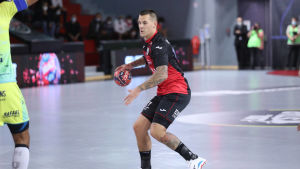 Nico Rönnberg spelade två matcher i Ivry. Ivrys Nico Rönnberg i den franska ligamatchen mot Saint-Raphaël.