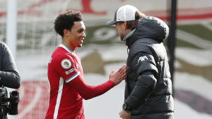 Trent Alexander-Arnold behöver inte bevisa någonting, tycker Jürgen Klopp. Trent Alexander-Arnold gratuleras av Jürgen Klopp.