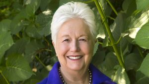 Eleanor Coppola Eleanor Coppola står vid en grön buske och tittar rakt in i kameran.
