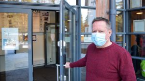 Janne Luuppala är både studiehandledare i Virkby gymnasium och elevhandledare i Källhagens skola Janne Luuppala