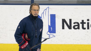 Columbus tränare John Tortorella sitter på ett utgående kontrakt. John Tortorella på isen.