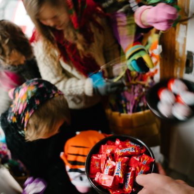 Trulleja ovella, josta annetaan palkkaa virpomisesta