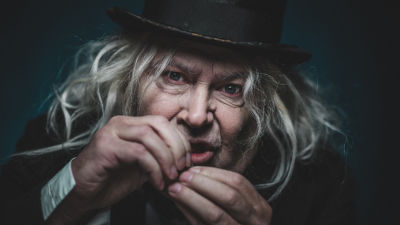 Skådespelaren Anders Larsson sminkad till Scrooge
