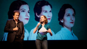 Mikaela Hasán tillsammans med Kjell Westö. Kjell Westö och regissören Mikaela Hasán på Nationalteaterns scen