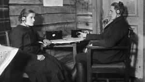 Myymäläapulainen Hanna Kauhanen (myöhemmin Hanna Leväsalmi)  ja kauppias Oskari Kauhanen kuuntelevat hänen vuonna 1926 ostamaa radiota  Kiuruvedellä, Rajakkojoen kylässä.