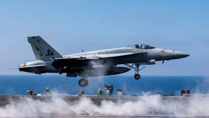 En Super Hornet lyfter från ett hangarfartyg. Multirollflygplanet F/A-18E Super Hornet lyfter från ett hangarfartyg 6 juni 2017.