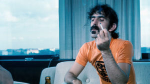Frank Zappa Muusikko Frank Zappa tupakoi haastattelutilanteessa Helsingissä 1973