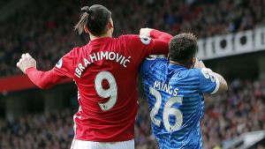 Här smäller det mellan Ibrahimovic och Mings. Zlatan Ibrahimovic.
