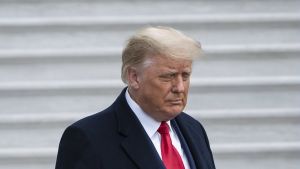 Donald Trump kan utnyttja händelserna i samband med ett nytt presidentval. Donald Trump mot bakgrund av ljus stentrappa.