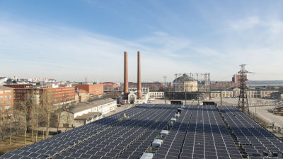 Solpaneler på Helens tak dvs Helsingfors energi i Södervik