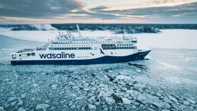 Wasalines fartyg Aurora Botnia kör genom isflak. 