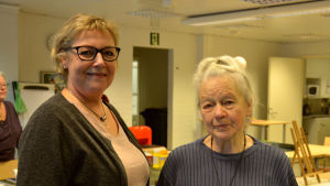 Marika Cederlöf och Maj-Len Backlund. Närbild på Marika och Maj-Len som står inhomhus.