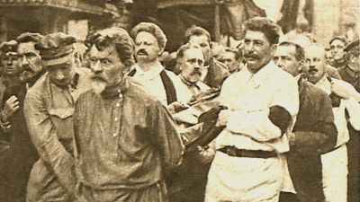 Tidningsbild. Felix Edmundovich Dzerzhinskij förs till graven av bl.a. Rykow, Kalinin, Trotzkij, Kamenev, Stalin och Bukharin. Moskva 1926