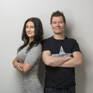 Kamalan luonto -sarjakuvan luojat: Jarkko Vehniäinen vastaa sarjakuvan piirtämisestä ja Marja Lappalainen käsikirjoituksista. Marja Lappalainen ja Jarkko Vehniäinen seisovat hymyillen vierekkäin kädet puuskassa.
