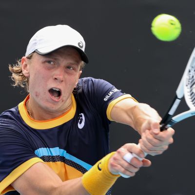 Emil Ruusuvuori spelar tennis i Australien.