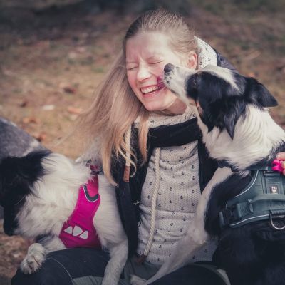 Sairaanhoitaja Laura Sutinen rentoutuu Kuopion yliopistollisen sairaalan teho-osastolla tehtyjen työpäivien jälkeen bordercollie-rotuisien koiriensa kanssa lenkkeillen.