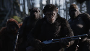 Caesar (Andy Serkis) och hans trupp redo för strid. Caesar (Andy Serkis) står med ett vapen i hand och de andra aporna står bakom honom.