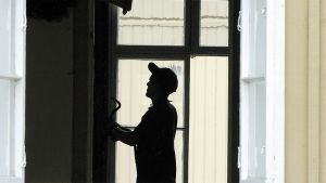 Ungefär vart sjunde företag i Finland har gjort sig skyldigt till skattefusk. En målare arbetar
