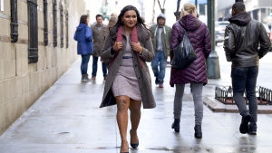 – Jag vet vad folk tycker om mig. Men bara för att jag hade tur som fick det här jobbet betyder det inte att jag är så dum att jag förlorar det, säger Molly (Mindy Kaling) i filmen. Bild på skådespelaren och manusförfattaren Mindy Kaling.