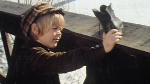Joutaako mono jokeen vai voisiko siitä olla jotain iloa Petrille? Kyösti Väntänen tv-draamassa Aikapoika ja mono (1976).