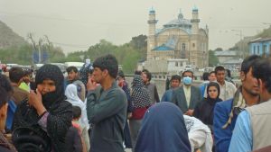 Kabul är redan nu överfullt av alla som söker sig hit på grund av bristande säkerhet på landsbygden. Gata i Kabul med mycket mänskor och byggnad med torn i bakgrunden.