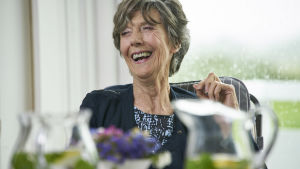 Många järn i elden - Eileen Atkins var med och skapade tv-serien Upstairs, Downstairs och spelade i Gosford Park - föregångaren till Downton Abbey. Eileen Atkins skrattar glatt.